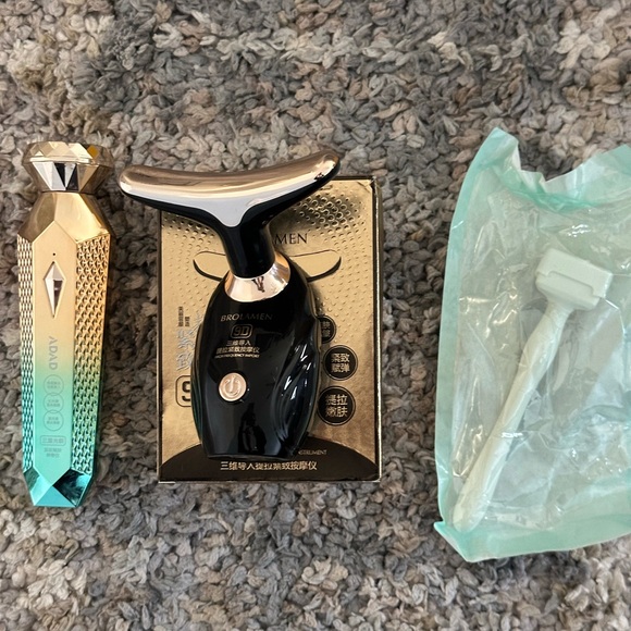 V-Shape Face Lifting Tool, microneedling stamp, NWOT Gold LED face Massager - Picture 6 of 6